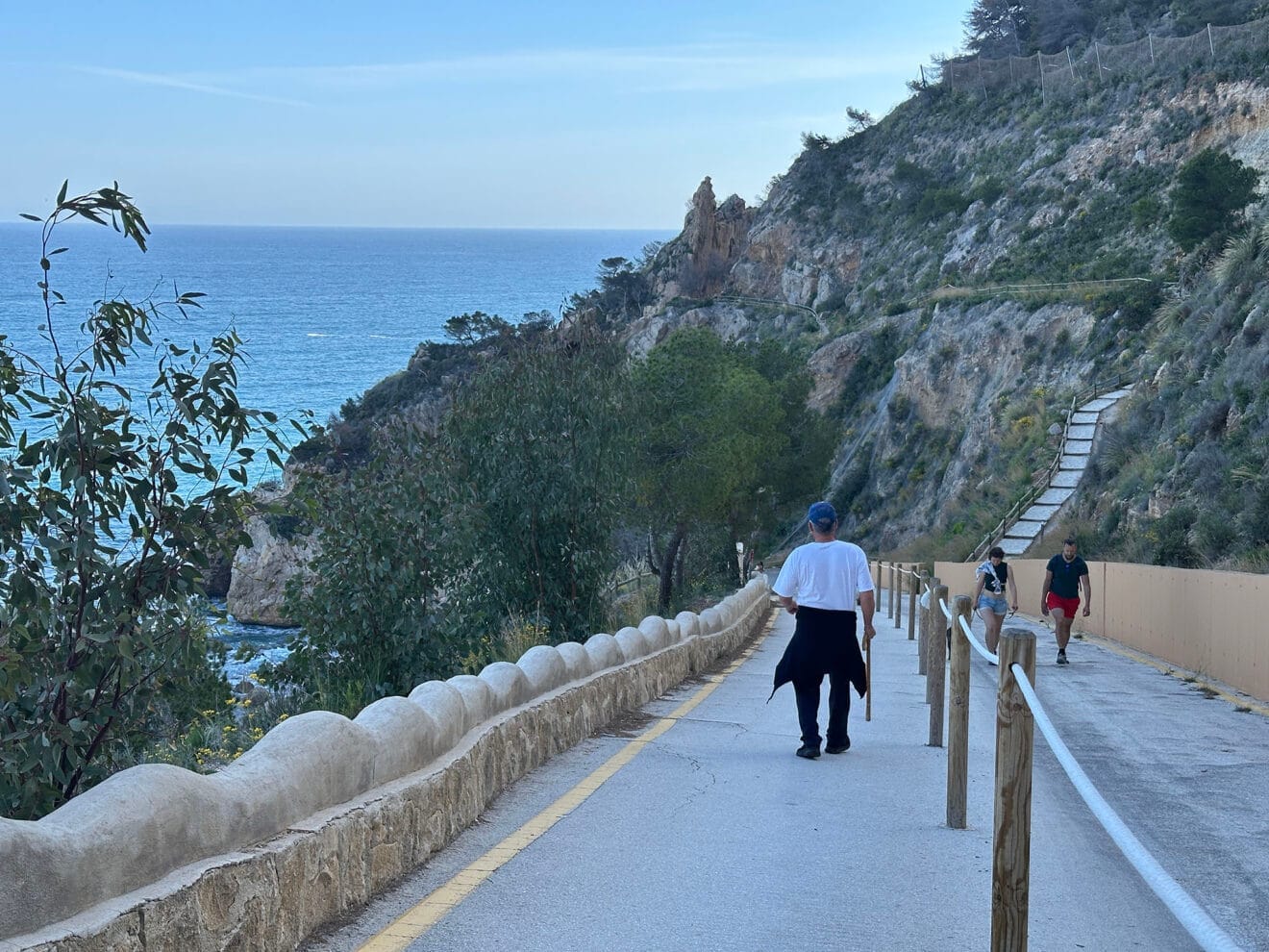 Visitantes bajando a la cala del Moraig de Benitatxell