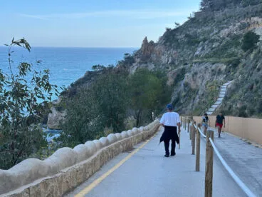 Visitantes bajando a la cala del Moraig de Benitatxell