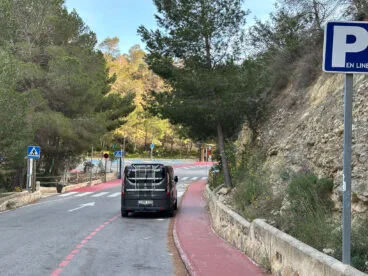 Zona de parking de la cala del Moraig de Benitatxell