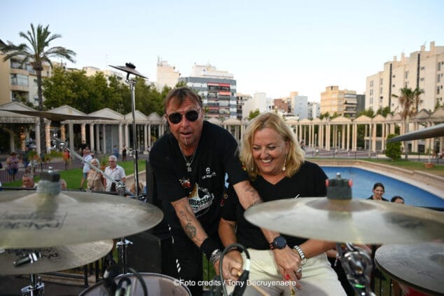 Imagen: Ana Sala da el saque de honor del Calp Drumt junto a Gino Kesteloot