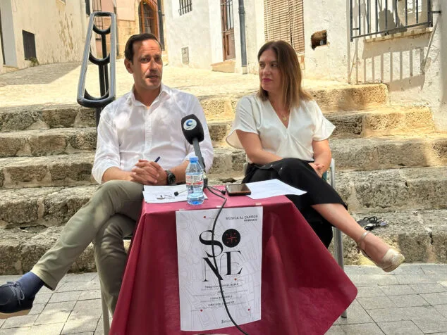 Imagen: Arturo Poquet, alcalde de Benissa, y Pepa Bertomeu, concejala de Cultura, en la presentación del Festival SONE dentro de 'Viu l'Estiu 2025'