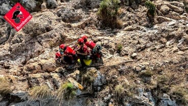 Achtung an den Wanderer, der im Ifach-Felsen von Calp gestürzt ist