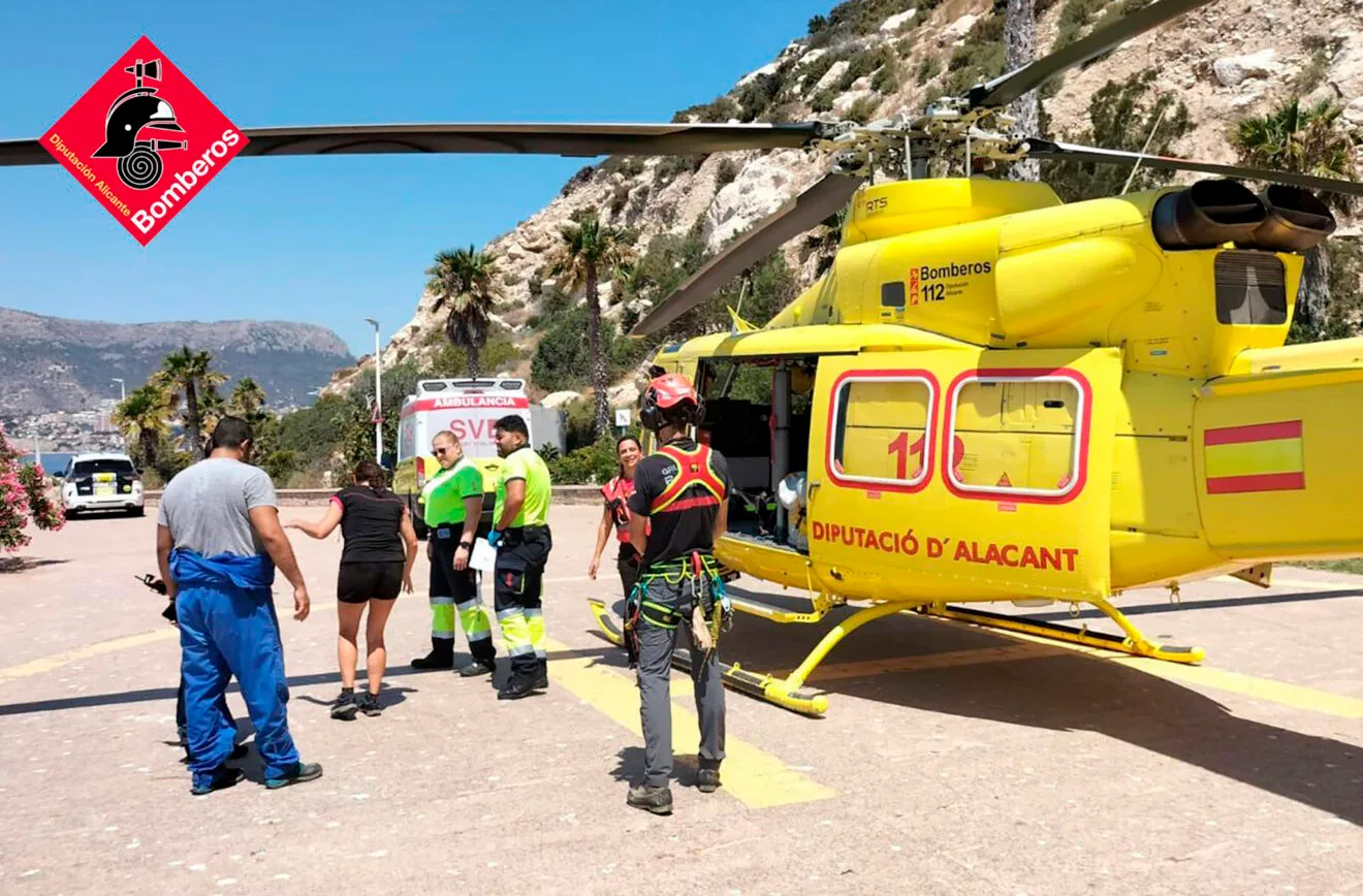 Atención médica a la senderista en la helisuperficie del Peñón de Ifac de Calp