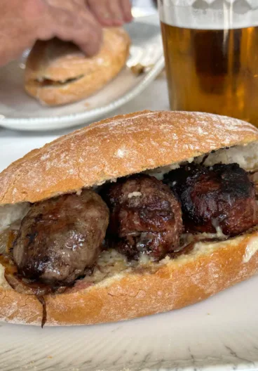 Bocadillo de figatells con cebolla de Bar Fraude muebles y decoración en Albi Mobles, en Jávea