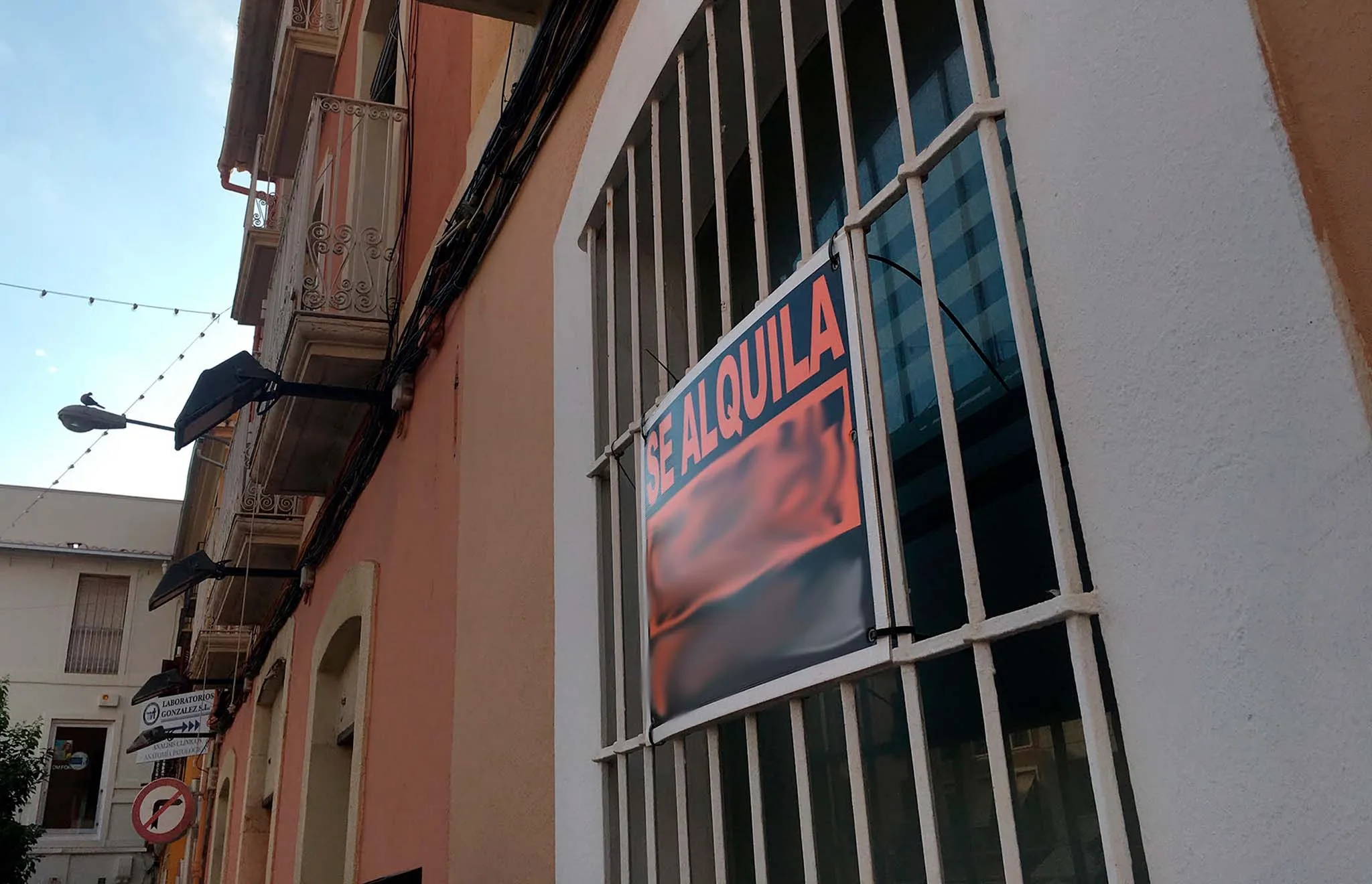 cartel de se alquila en un edificio de denia archivo
