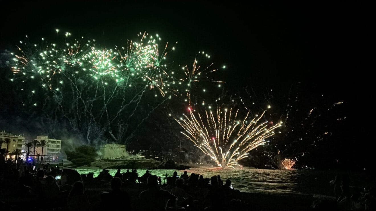 Castillo de fuegos por la Virgen del Carmen en Moraira 2025 05