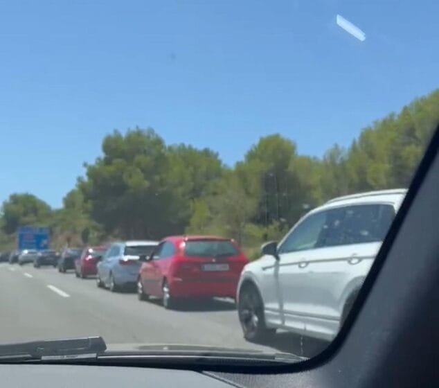 cola de coches en la ap7