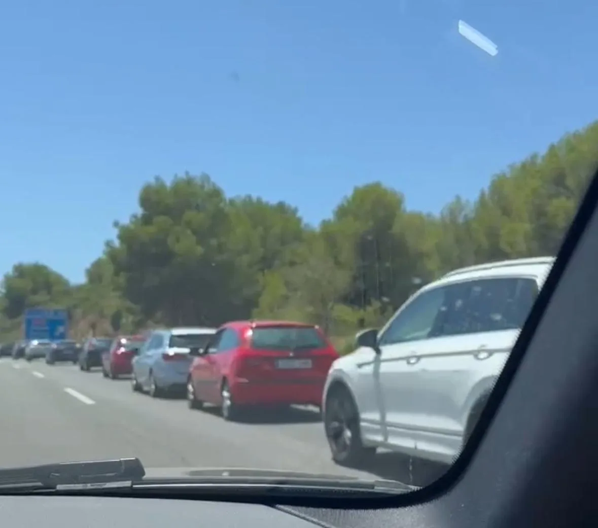 cola de coches en la ap7