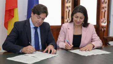 El director general de Administración Local, José Antonio Redorat, y la directora gerente de la Fundación Escuela de Posgrado y Red de Centros de Investigación en Inteligencia Artificial de la Com