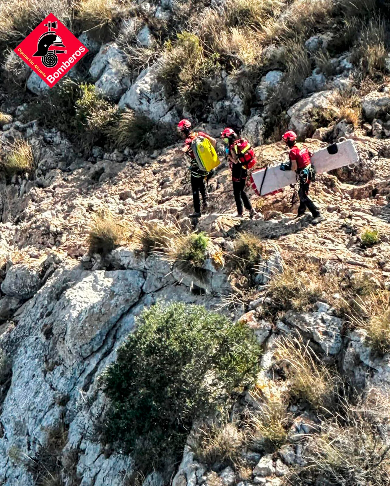 Equipo de rescate con la camilla en el Peñón de Ifach