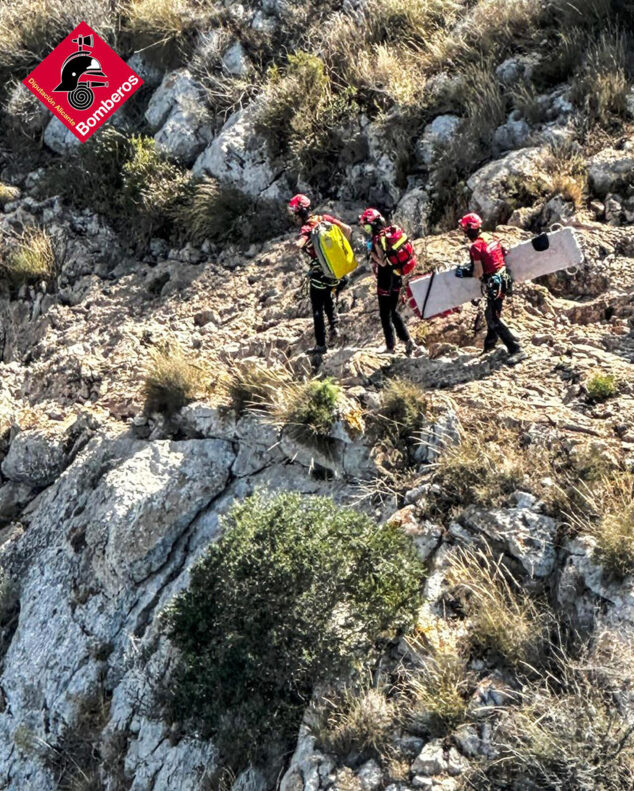 Un senderista de 57 años cae desde una altura de 10 metros en el Peñón de Ifach de Calp 2 Imagen: Equipo de rescate con la camilla en el Peñón de Ifach