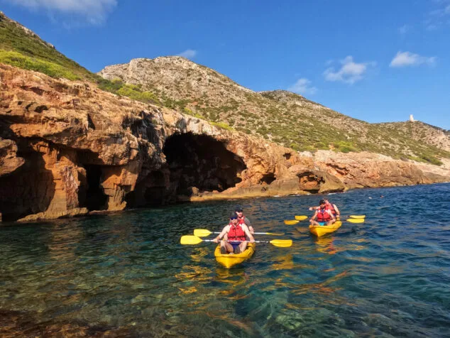 Imagen: Excursión en kayak a la Cova Tallada de Dénia