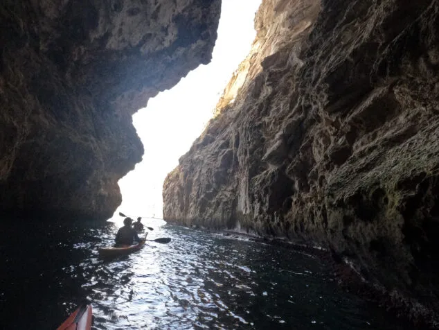Imagen: Excursión en kayak entre acantilados de la Marina Alta