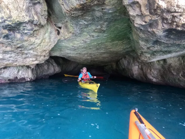 Imagen: Excursionistas en kayak sobre las aguas turquesas de la Marina Alta