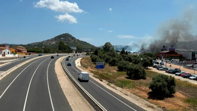 humo del coche ardiendo junto al centro comercial de ondara