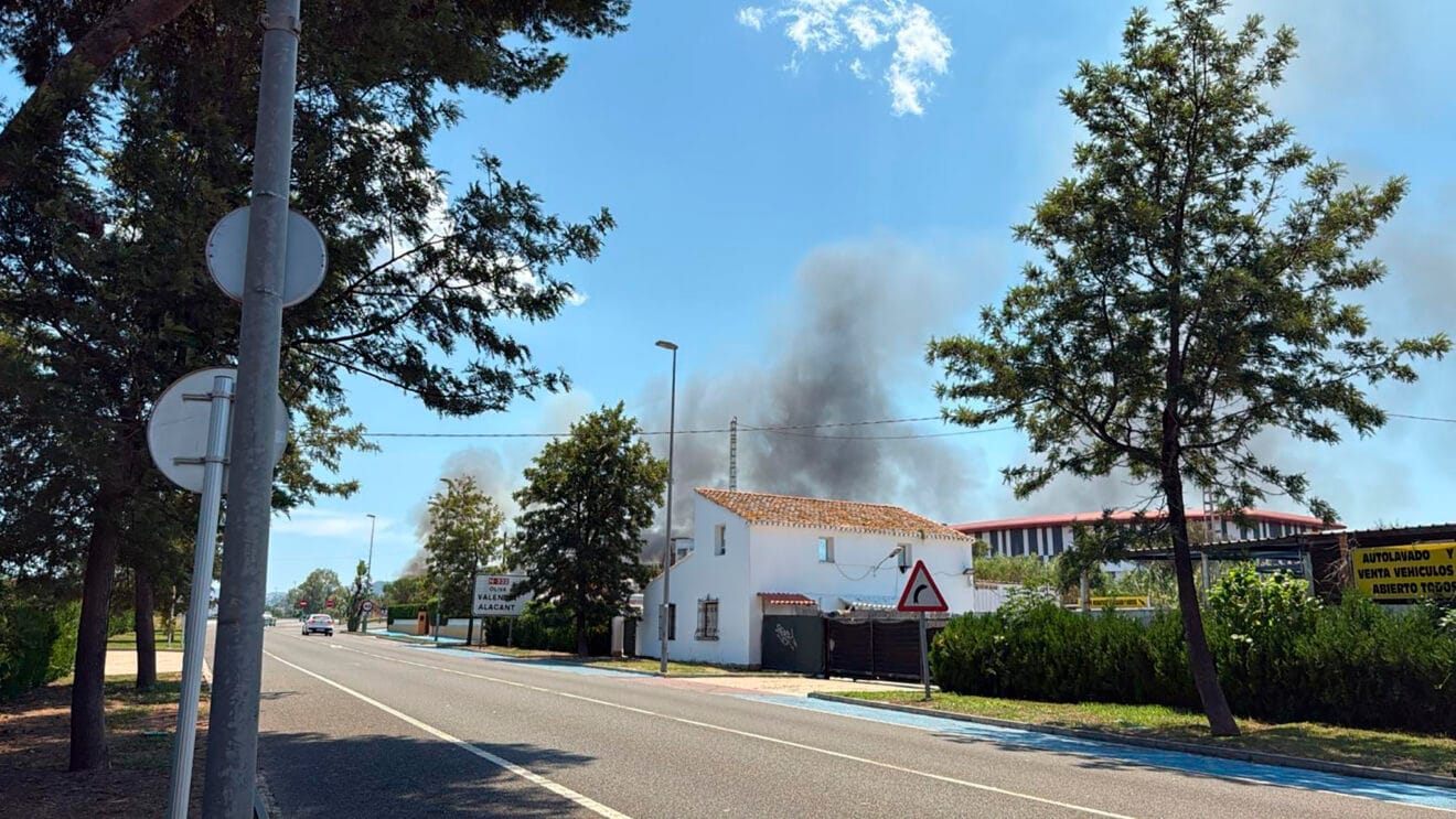 Humo junto al centro comercial de Ondara