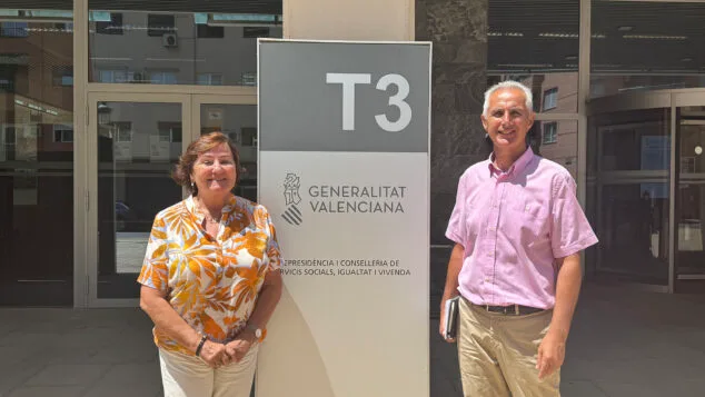 la concejala de igualdad del ayuntamiento de calp itziar doval junto al jefe del departamento de politica social