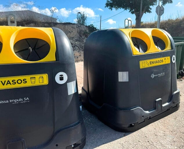 На фото: Новые контейнеры для раздельного сбора пластика и лёгкой упаковки в Бениссе