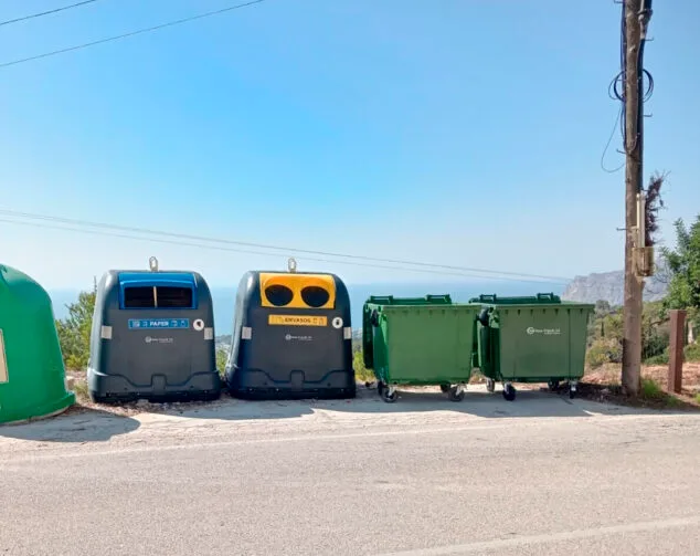 nuevos contenedores para la recogida selectiva de plasticos y envases ligeros y de carton y papel en benissa