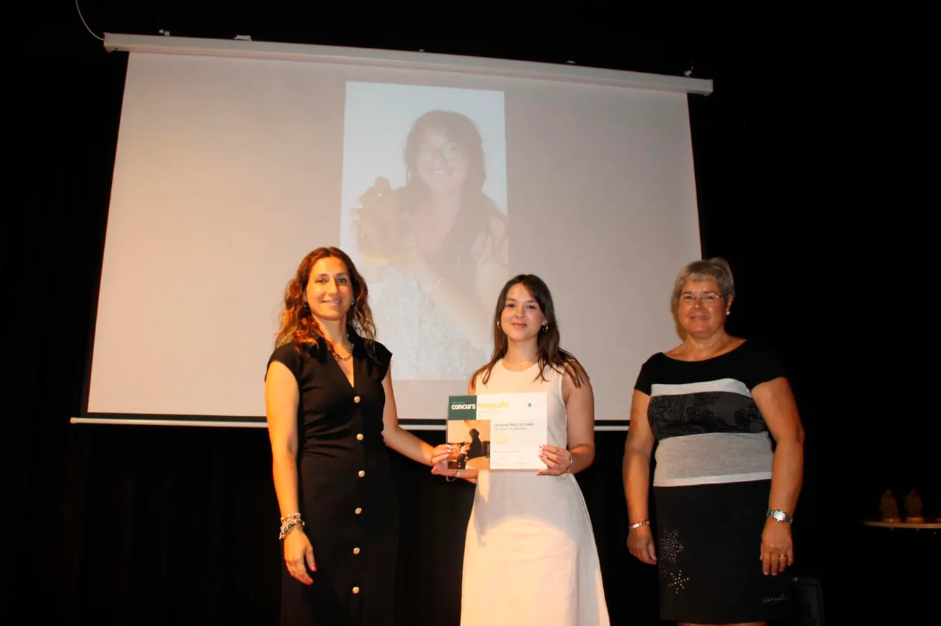 Nuria Sánchez Pascual recibe el premio de Pedreguer
