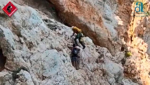 persona rescatada entre calas de benitatxell