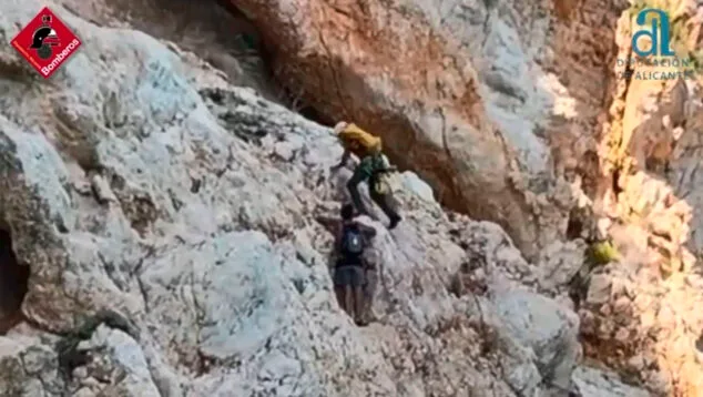 persona rescatada entre calas de benitatxell