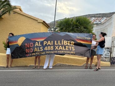 Protesta de Salvem la Vall delante de una fiesta de la promotora del PAI de Llíber
