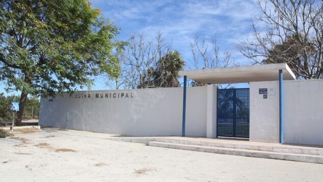Imagen: Puerta de entrada a la piscina municipal de Beniarbeig