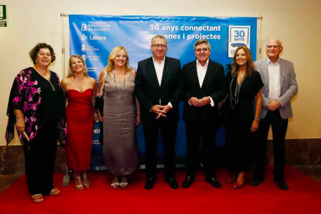 Imagen: Representantes políticos e institucionales en la gala por el 30 aniversario de CREAMA