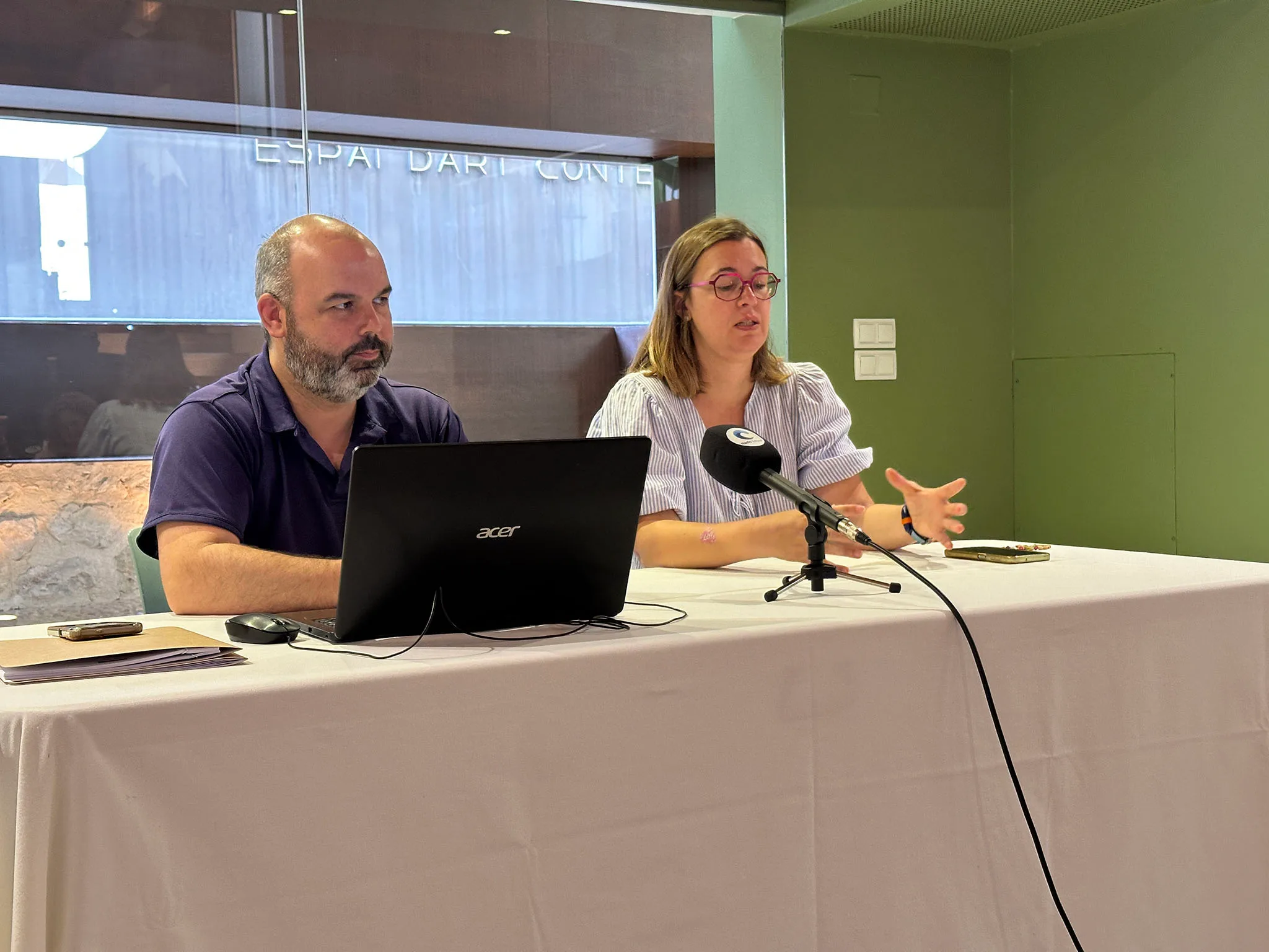 rueda de prensa de reiniciem benissa con juan carlos mut y carmen giner