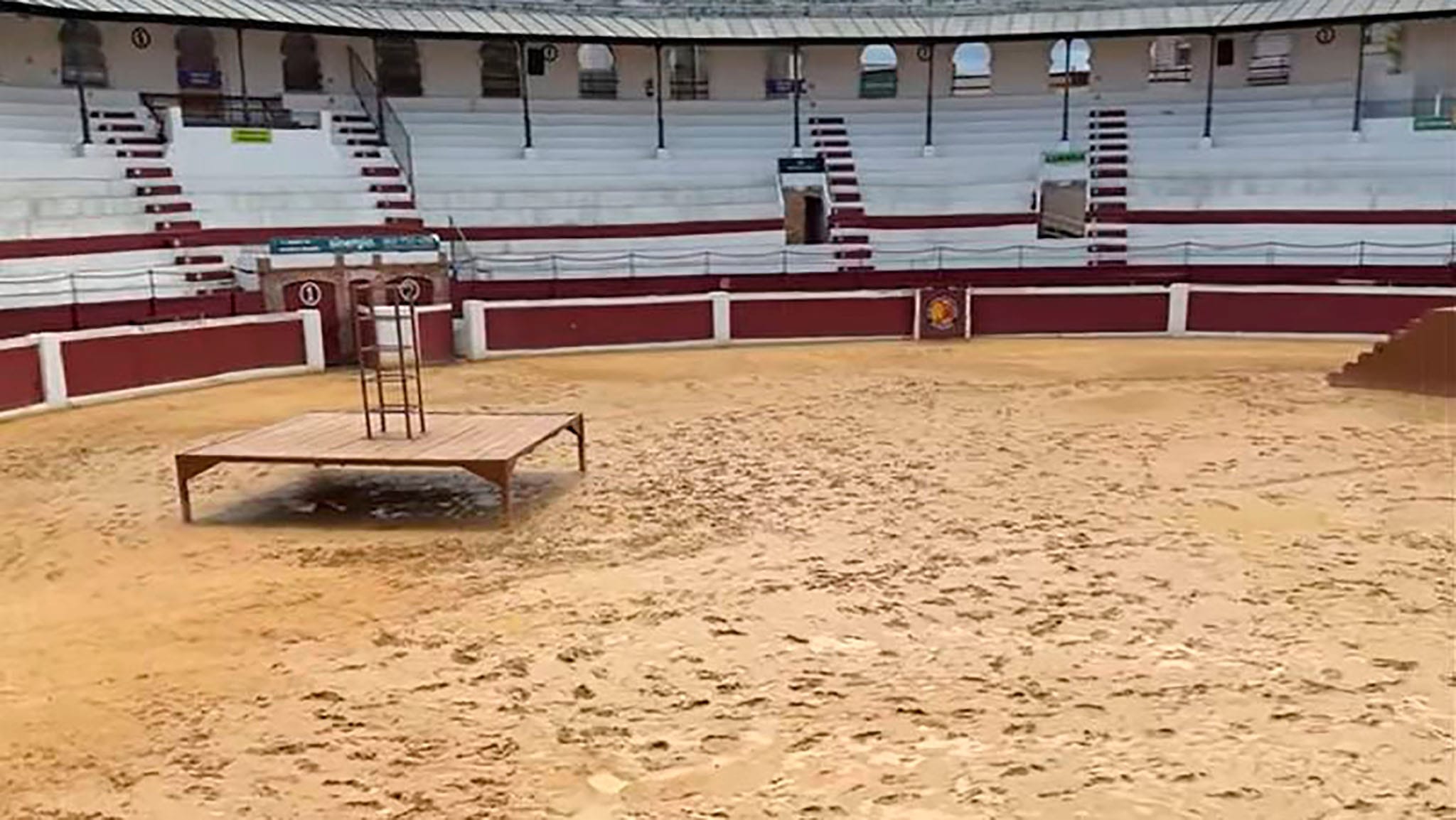 ruedo de la plaza de toros de ondara tras el achique de agua para el dia de sant jaume