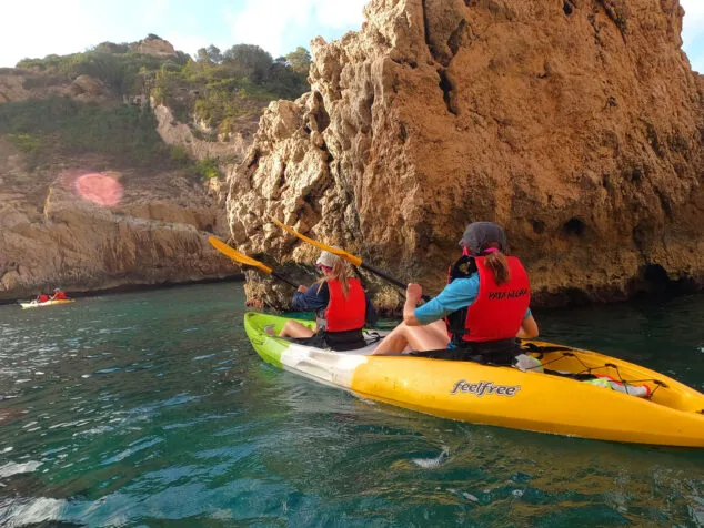 Imagen: Ruta en kayak desde la cala Granadella de Xàbia