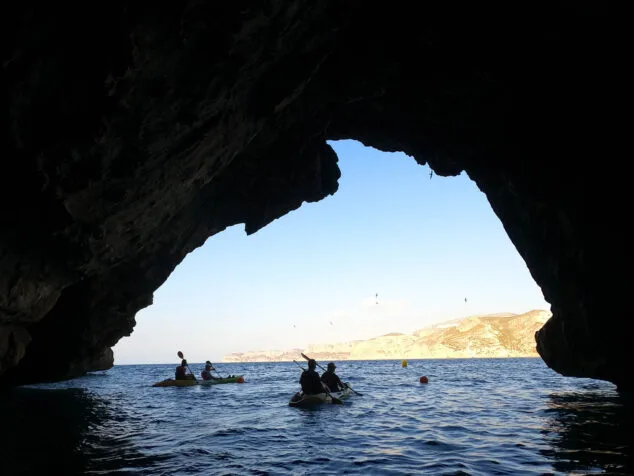 Imagen: Ruta en kayak saliendo de la Cova del Llop Marí de Jávea