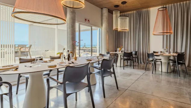 terraza del restaurante aticcook con diseno moderno y vistas despejadas