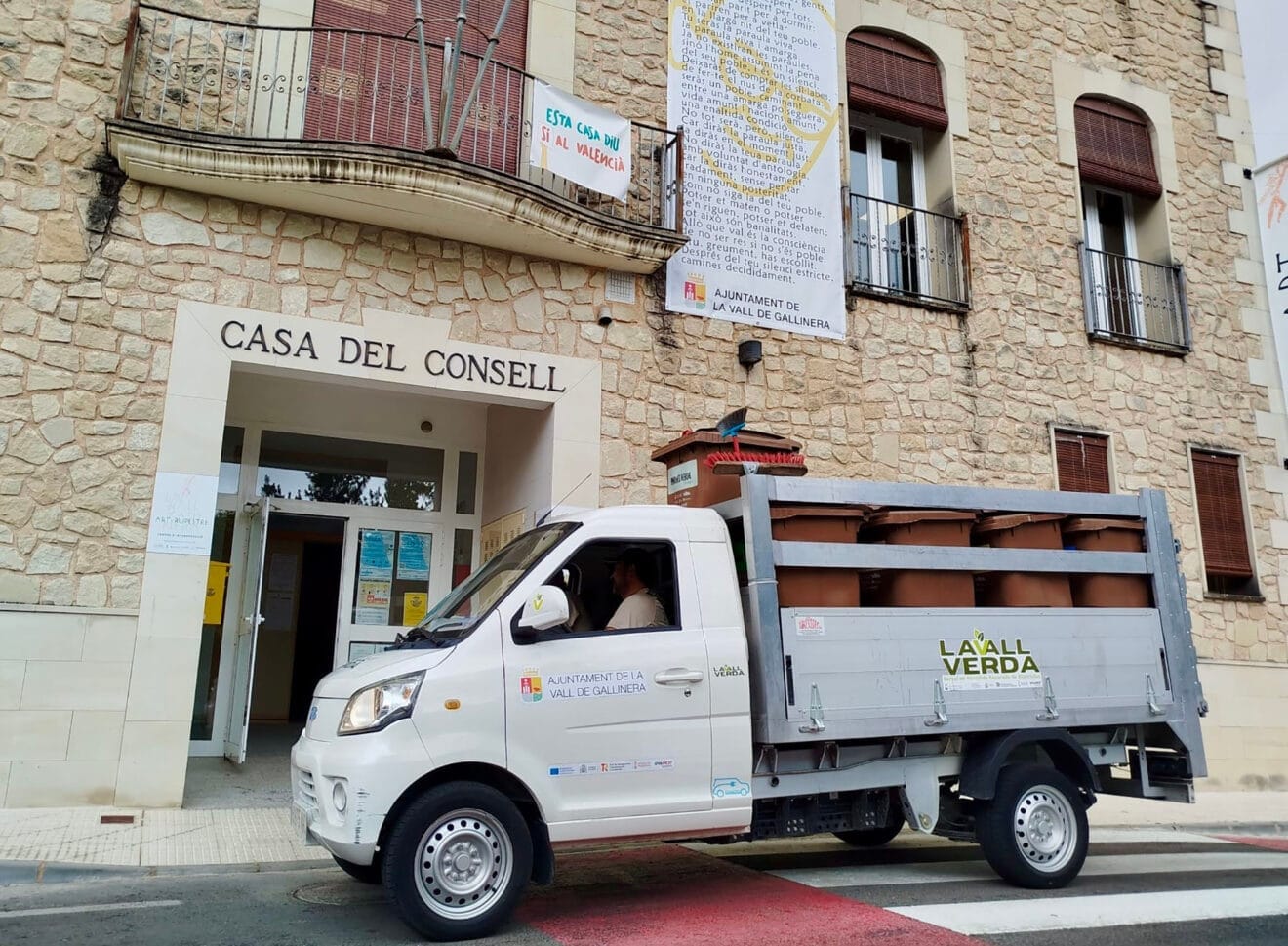 Vehículo del servicio 'Vall Verda' de la Vall de Gallinera