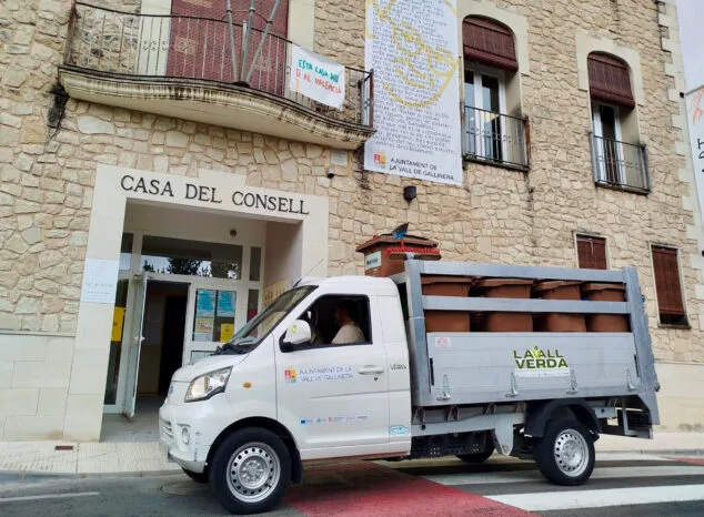 vehiculo del servicio vall verda de la vall de gallinera