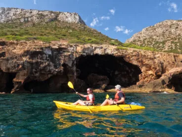Las 3 mejores excursiones en kayak de la Marina Alta 23 visita a la cova tallada de denia en kayak