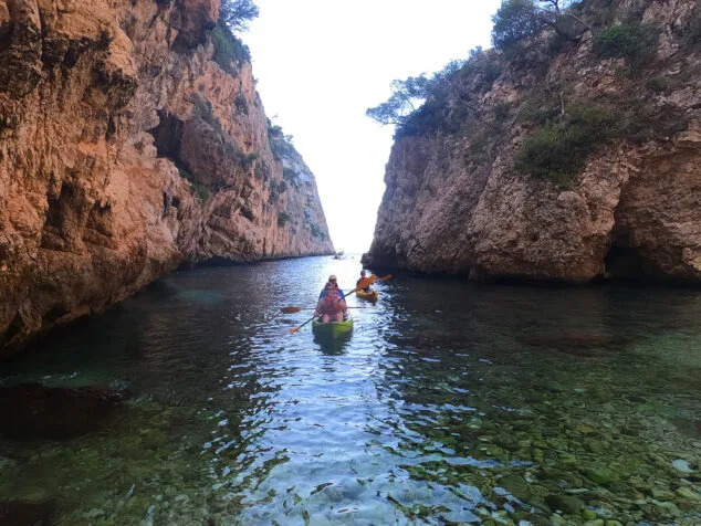 Imagen: Visita en kayak desde la cala Granadella de Xàbia hasta la Cala En Caló