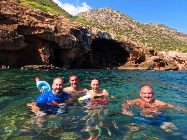 Imagen: Visitantes de la Cova Tallada de Dénia