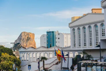 vista de la casa de cultura de calp y el penin de ifach al fondo