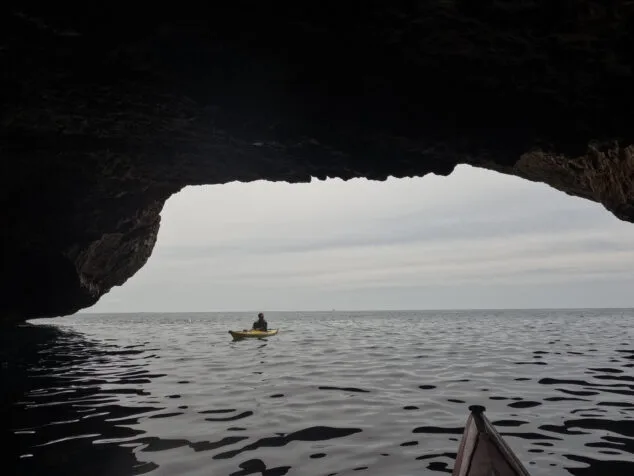 Imagen: Vistas a mar abierto desde una de las rutas en kayak en la Marina Alta