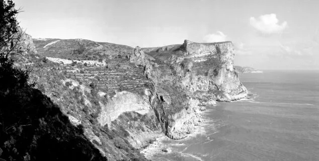 Imagen: Acantilados del Puig Llorença de Benitatxell en la década de los setenta - Pedro L. Cascales