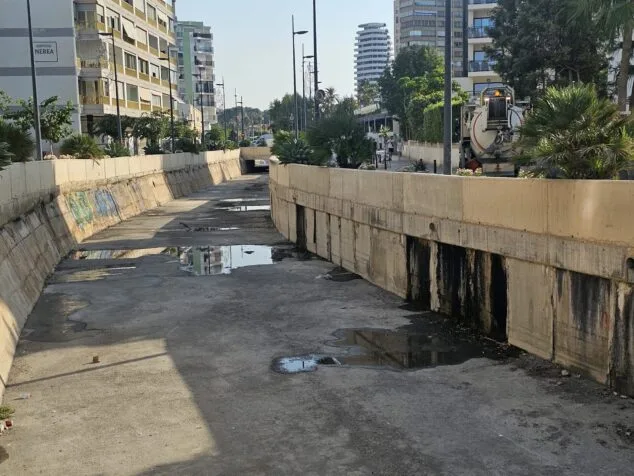 Imagen: Aguas de Calpe retira el agua estancada en el cauce de la Calle La Niña para evitar los malos olores