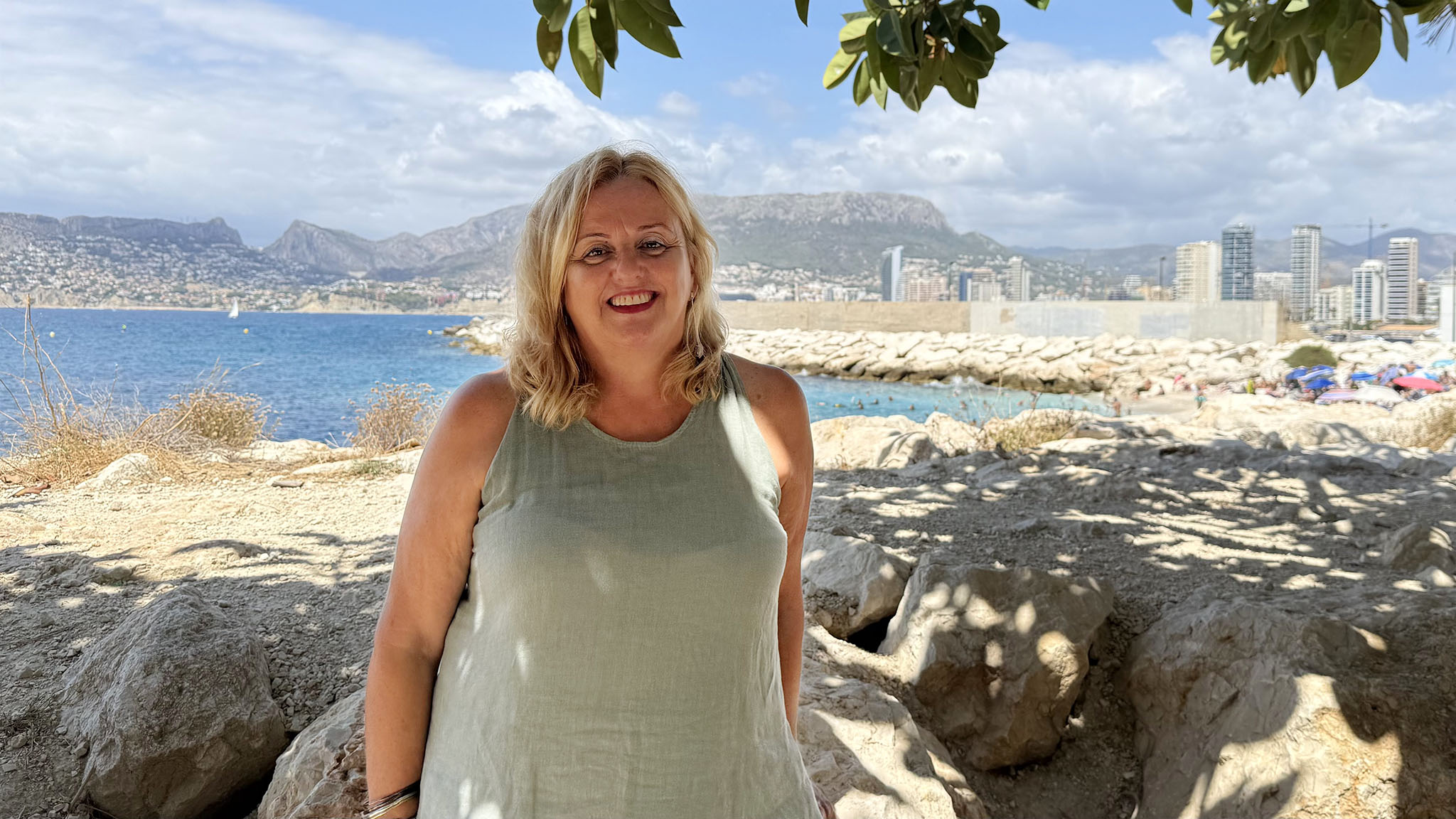 Ana Sala, alcaldesa de Calp: «Queremos un equilibrio, impulsar el desarrollo, pero proteger el territorio para las futuras generaciones» 6 ana sala durante la entrevista con lamarinaalta com
