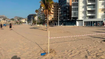 Comienza la instalación de hamacas y toldos en la playa del Arenal-Bol de Calp 22 arenal bol de calp durante las instalaciones