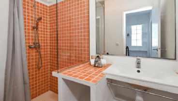 Baño completo con ducha y todas las comodidades