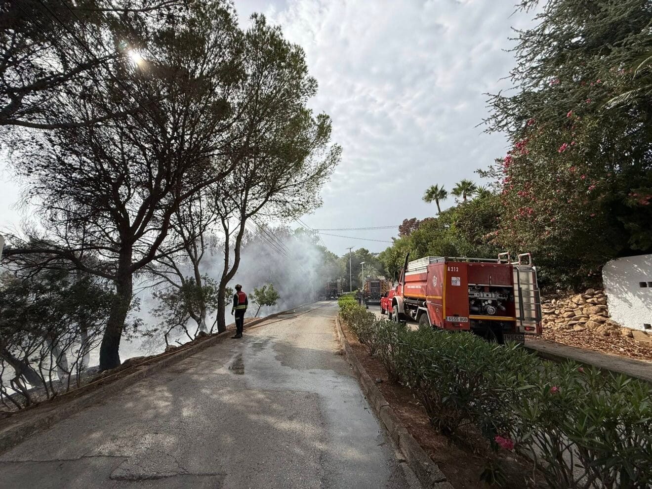 Bomberos en el incendio en Teulada