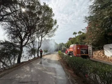 Bomberos en el incendio en Teulada