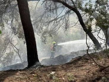 Bomberos refrescando la zona del incendio en Teulada