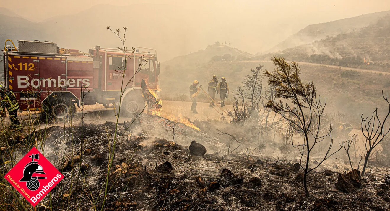 Bomberos trabajando en el control y extinción del incendio de la Vall d'Ebo